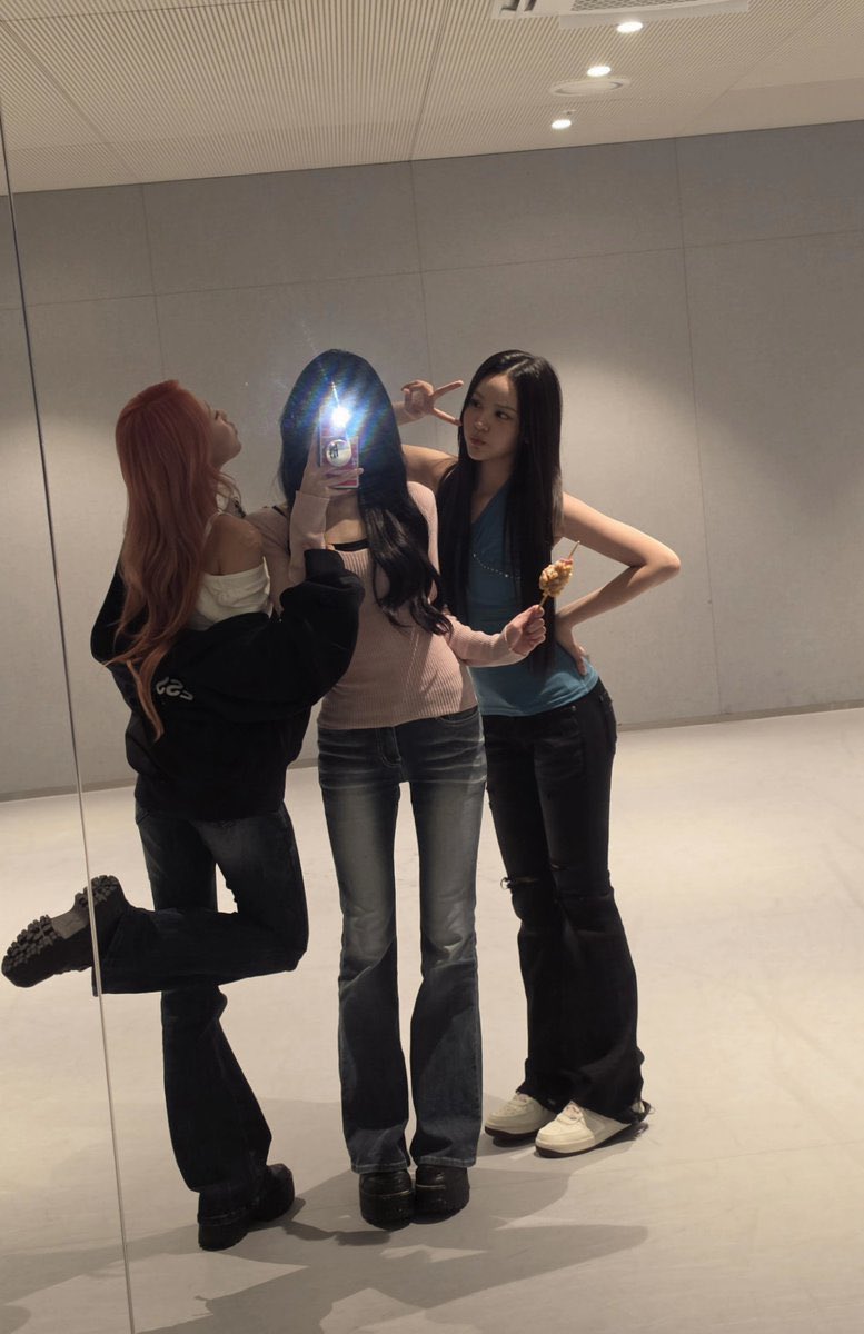 H2HCARMEN_WORLD's tweet photo. 260728 | #CARMEN Update With #JUUN Weverse &amp; #STELLA 🩵

#Hearts2Hearts #하츠투하츠 #H2H https://t.co/6FHdfBd5Bj