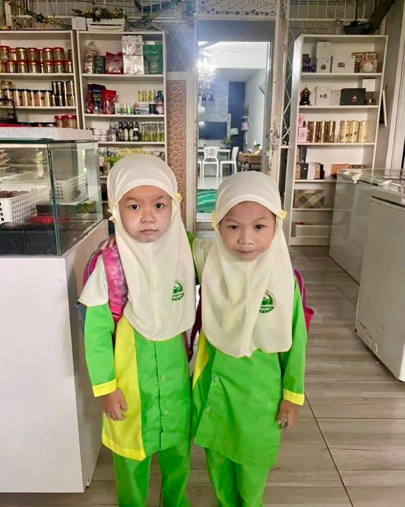 bumbungehsan's tweet photo. Tak sempat merasa kasih mak ayah, kini mereka berjuang untuk terus bertahan. Sudah tiba masanya adik-adik di rumah anak yatim ini dibantu kembali. Semoga ramai yang share post ni 💔

Ada 30 anak yatim berlindung di Rumah Kasih Nurul Hasanah ni. Kecil-kecil lagi dah kena belajar bawa diri, tak sempat merasa kasih sayang mak ayah 🥹

Masalah utama rumah ni?

Tak cukup duit untuk tampung perbelanjaan bulanan adik2 yang masih kecil ni. Adik-adik ni sangat rajin berniaga, macam2 makanan mereka jual untuk tampung hidup.

Tetapi kos bulanan tetap tak cukup setiap bulan. Yang paling kecil baru berumur 3 tahun. Ramai juga yang dah bersekolah, yang dah jadi ibubapa pasti faham kos anak bersekolah ni..

Jadi kami nak ajak ramai-ramai untuk turutserta ambil bahagian dalam sedekah makanan kepada mereka. Setiap ringgit sangat memberi kesan! 🤍

Tolong sebarkan juga ya. Jemput tekan link untuk sedekah, ada pilihan makanan dari RM3 sahaja 🥘

👉🏻 https://t.co/WxOjNvQ7pI
👉🏻 https://t.co/WxOjNvQ7pI
👉🏻 https://t.co/WxOjNvQ7pI