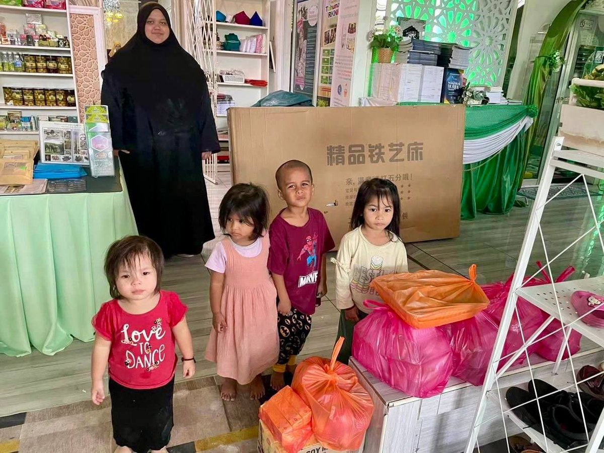 bumbungehsan's tweet photo. Tak sempat merasa kasih mak ayah, kini mereka berjuang untuk terus bertahan. Sudah tiba masanya adik-adik di rumah anak yatim ini dibantu kembali. Semoga ramai yang share post ni 💔

Ada 30 anak yatim berlindung di Rumah Kasih Nurul Hasanah ni. Kecil-kecil lagi dah kena belajar bawa diri, tak sempat merasa kasih sayang mak ayah 🥹

Masalah utama rumah ni?

Tak cukup duit untuk tampung perbelanjaan bulanan adik2 yang masih kecil ni. Adik-adik ni sangat rajin berniaga, macam2 makanan mereka jual untuk tampung hidup.

Tetapi kos bulanan tetap tak cukup setiap bulan. Yang paling kecil baru berumur 3 tahun. Ramai juga yang dah bersekolah, yang dah jadi ibubapa pasti faham kos anak bersekolah ni..

Jadi kami nak ajak ramai-ramai untuk turutserta ambil bahagian dalam sedekah makanan kepada mereka. Setiap ringgit sangat memberi kesan! 🤍

Tolong sebarkan juga ya. Jemput tekan link untuk sedekah, ada pilihan makanan dari RM3 sahaja 🥘

👉🏻 https://t.co/WxOjNvQ7pI
👉🏻 https://t.co/WxOjNvQ7pI
👉🏻 https://t.co/WxOjNvQ7pI