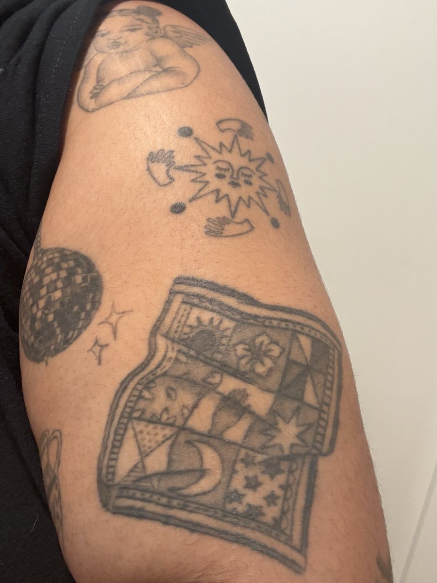 notanarch1ve's tweet photo. Betye Saar was an inspiration to so many. I'm heartbroken but glad that those who love me also know my love for her work. The little hand in the center of my quilt tattoo is my itty bitty piece of Betye to keep. A reference to the hand motifs throughout my fav Betye pieces. RIP💘 https://t.co/RhmmDN9JeL