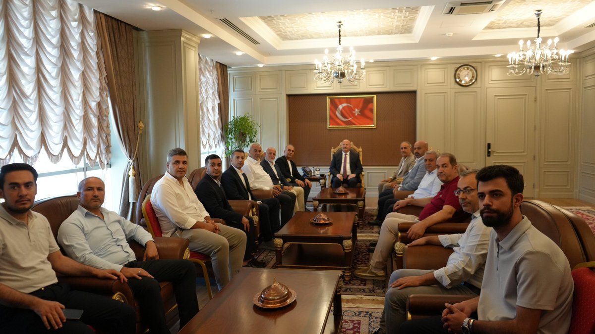 AdiyamanVakfi's tweet photo. Genel Başkanımız Sayın Hasan Göksu, Mütevelli Heyet Üyelerimiz ve Yönetim Kurulu Üyelerimiz ile Vakfımızın Adıyaman Şube Başkanı Sayın Osman Aydın ve yönetimi, Adıyaman Valisi Sayın Abdullah Küçük'ü makamında ziyaret ettiler.
Gerçekleştirilen nezaket ziyaretinde, Vakfımızın yürüttüğü çalışmalar ve Adıyaman Şubemizin faaliyetleri hakkında bilgi paylaşımında bulunulurken, Adıyaman'ın sosyal, kültürel ve eğitim alanındaki ihtiyaçları ile ortak yürütülebilecek projeler üzerine istişarelerde bulunuldu.
Nazik kabulleri ve misafirperverlikleri dolayısıyla Adıyaman Valimiz Sayın Abdullah Küçük'e teşekkür ediyor, görevinde üstün başarılar diliyoruz.