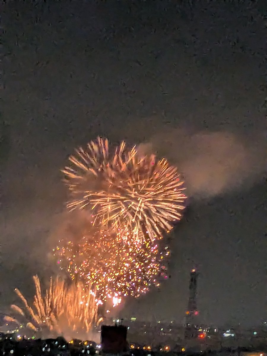 fpc_tanaka's tweet photo. 今日は葛飾納涼花火大会🎇
小雨が降るなかで開催が微妙だったので土手には行かずに北側の部屋から眺めました〜！
スポンサーが1番目立ってない？
夏はやっぱり花火最高🙌
8月1日は江戸川花火大会ですよ〜！小岩がヤバいことになる日だな💧 https://t.co/wgUkcGFxXS