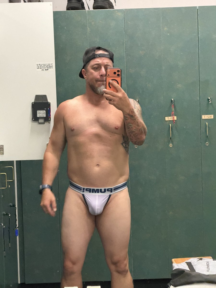 SplitThaCheeks's tweet photo. Pre workout PUMP! @pumpunderwear #mensthongs https://t.co/om94yYv2S8