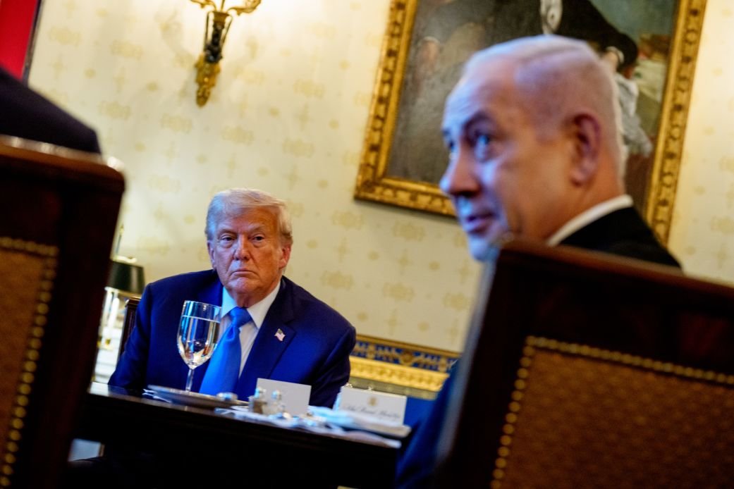 polletikaplus's tweet photo. #SonDakika | Trump'tan Netanyahu'nun 'Kazma Dağı' talebine yanıt: "Bibi'nin bana bunu söylemesine gerek yok."

🔸 ABD Başkanı Donald Trump, İsrail Başbakanı Netanyahu'nun İran'ın Natanz Nükleer Tesisi yakınında yer alan Kazma Dağı bölgesinin vurulmasını istediğini açıkladı.

🔸 İçinde nükleer santrifüjlerin bulunduğu öne sürülen stratejik bölgeye dair konuşan Trump, Netanyahu'nun bu talebine karşılık: "Bibi'nin bana bunu söylemesine gerek yok." ifadelerini kullandı.