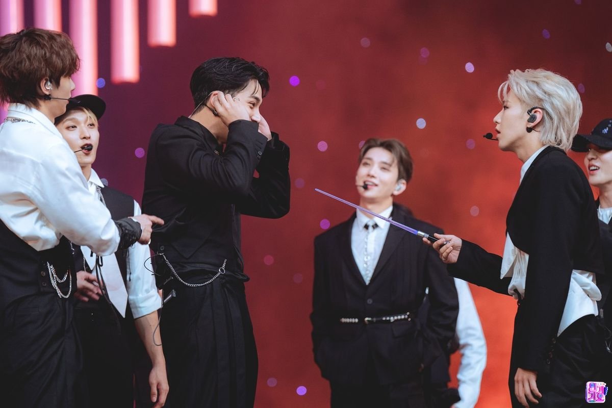 cheolhanglazer's tweet photo. hoshi scolding mingyu cause he kept laughing during the drone shot 😭 https://t.co/Lthx8TeVVT