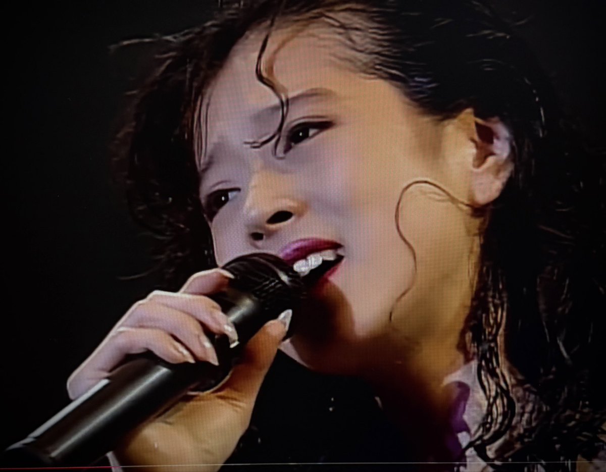 vzclub's tweet photo. 中森明菜「忘れて」1991年…夢…ライブ。久々にYouTubeでの視聴。今夜は普通に聴けるだろうと思ったが前奏が流れ客席の叫びのような喚声に続く彼女の声を聴く内にいつものようにとめどもなく。会場は彼女の復活を歓び心から応援するファンの気持ちで満たされている。そのことだけでも心が揺すぶられる https://t.co/Jm79DggWZu