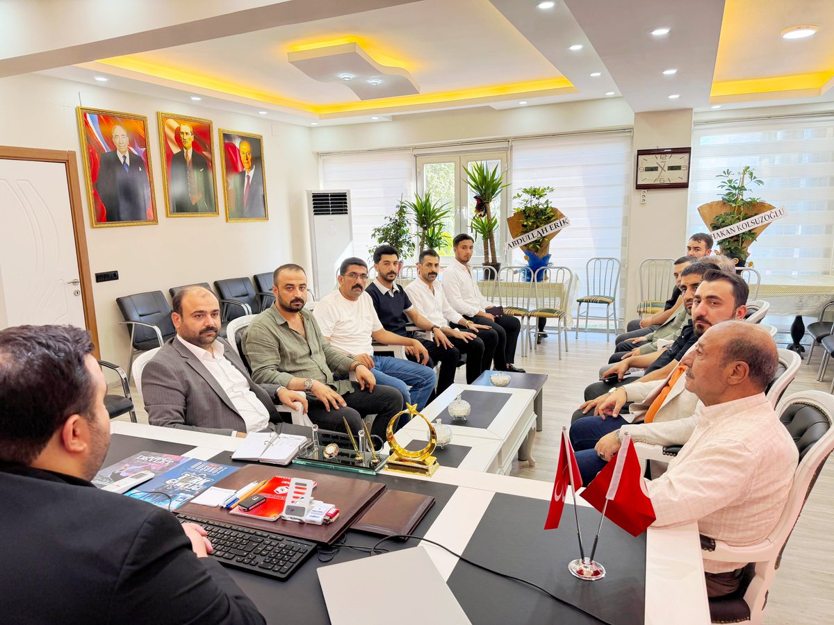 MHP__Karakopru's tweet photo. Akpıyar Mahalle Muhtarı Sn. Mustafa BİLGİN, iş insanları; Sn. Abdullah ERİK, Sn. Mahmut ATEŞ, Sn. Hakan KOLSUZOĞLU ve kıymetli misafirlerimiz,

İlçe Başkanımız Sn. Av. Mehmet Murat TOPAL’a hayırlı olsun ziyaretinde bulundular. 

Nazik ziyaretlerinden dolayı kendilerine teşekkür ederiz.