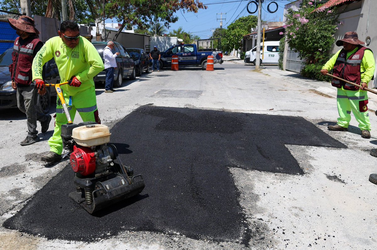 AytoCancun's tweet photo. Realizamos labores de bacheo en la SM 231, atendiendo de forma permanente las solicitudes ciudadanas, así como mejorando la movilidad y la seguridad de las y los cancunenses. 🦺🚧
📲 Envíanos tus reportes vía WhatsApp a través de #ChatCun 998 778 4500. ¡Estamos para servirte! 🤝 https://t.co/JFCyysnMxp