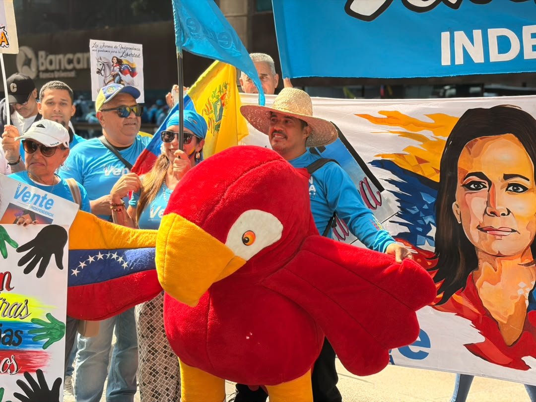 VenteVenezuela's tweet photo. ¡Caracas se levanta con sus propias manos! 🇻🇪

Desde el corazón de la capital respondemos con la fuerza de nuestra gente. A dos años del 28J, nos encontramos en la calle con la frente en alto, demostrando que con nuestras propias manos seguimos defendiendo la voluntad de todo un país.