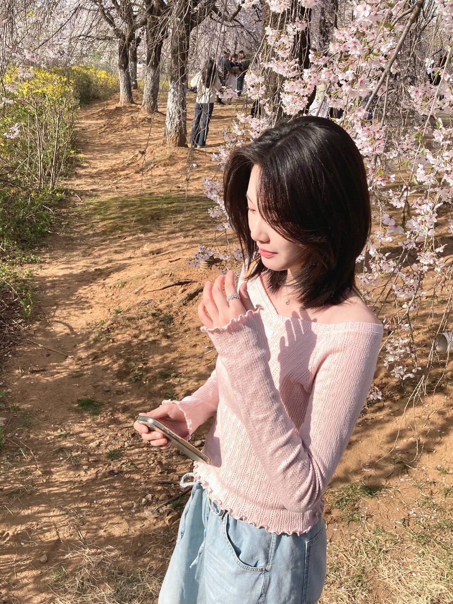blusteiry's tweet photo. Kalo diliat dari hp yugyeong yg udah pake ip 17 harusnya ini foto tahun ini sii. Dari cherry blossom si harusnya ini akhir maret sampe pertengahan april, jadi pas acara hatsi belum tayang. 

Kira” perginya bareng wooyeol ga ya??🫣😝

#heartsignal5 https://t.co/m9DUtQsvfV