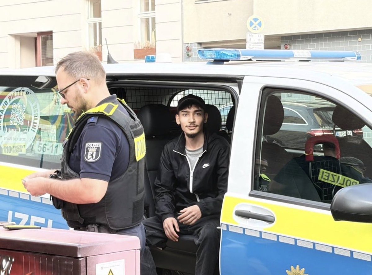 raphlesioniste2's tweet photo. 🔴 Berlin 🇩🇪 | « Putain de Juif, je vais te tuer ! » Un responsable juif menacé de mort en pleine rue

Vendredi 24 juillet, à la veille de Shabbat, le président de la communauté juive Kahal Adass Jisroel se rend à la synagogue

Reconnaissable comme juif à ses vêtements, il est pris à partie par deux hommes.

L’un d’eux le menace de mort :

« Putain de Juif, je vais te tuer ! »

Puis il effectue à plusieurs reprises le salut nazi.

Des participants à une veillée contre l’antisémitisme située à proximité alertent immédiatement la police.

Les deux hommes sont identifiés. Au moins l’un d’eux est interpellé… avant d’être relâché.

Un Juif menacé de mort
Un salut nazi
À Berlin
En Allemagne
En 2026

L’Allemagne a passé 80 ans à combattre l’idéologie nazie.

Pendant ce temps, elle a ouvert ses portes sans suffisamment se soucier de l’antisémitisme importé par une partie de l’immigration.

Les idéologies changent, les slogans changent, les bourreaux changent.

Mais à la fin, ce sont encore les Juifs qu’on menace de tuer dans les rues de Berlin.
#Allemagne #Berlin #Antisémitisme #Juifs #Islamistes #Israël #Gaza #Hamas