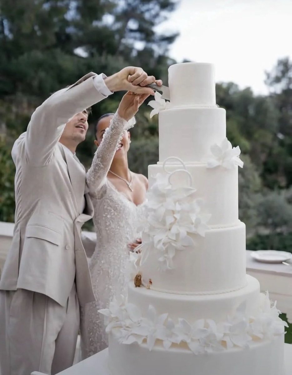 leclercsletters's tweet photo. the prettiest wedding cake 🤍 https://t.co/zzVJtCwE0Y