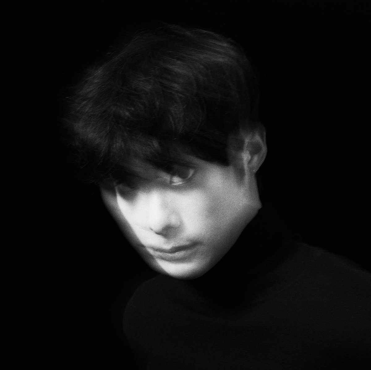 Myeongrro's tweet photo. Living in the quiet echo between a silent photograph and a passing moment. https://t.co/TsibBkEUMg
