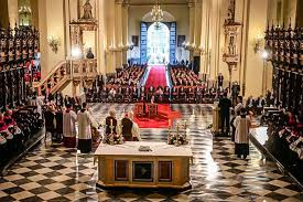 Pedro_vrae's tweet photo. Novedades durante la misa y Te Deum.

Durante la misa y Te Deum por al 205 aniversario de la Independencia de Perú, como es tradición, dirigió el arzobispo de Lima Carlos Castillo, quien pidió por todas las víctimas de la extorsión y el sicariato, los robos, la violencia en el país.
Acto seguido, hizo mención, con nombres y apellidos, a los fallecidos durante la convulsión social ocurrida entre diciembre de 2022 e inicios del 2023, que se originó tras el fallido autogolpe del expresidente Pedro Castillo el 7 de diciembre de 2022 y su posterior detención. 
Pero, según la @Defensoria_Peru son 67 víctimas (49 personas durante las protestas, 11 víctimas por hechos vinculados al bloqueo de vías, y 7 miembros de las fuerzas armadas).

Estallido social.
Sin embargo, durante la misa y Te Deum, el monseñor Carlos Castillo, solo hizo mención (con nombres y apellidos) a las 49 víctimas; pero obvió mencionar las identidades de las 11 victimas durante los bloqueos de vías, y los siete miembros de las fuerzas del orden (incluido un policía asesinado en Juliaca) y los seis soldados de ingeniería del Ejército que murieron ahogados al intentar cruzar el río Ilave en Puno, tras ser cercado por protestantes.

Fallecidos producto del bloqueo de carreteras.
1.- Marizel Leonize Chamana López (38 años),
2.- M. S. M. C. (4 años),
3.- E. V. / E. N. V. A. (17 años),
4.- Efrén Cruz Cabrera (45 años),
5.- Lucio Quispe Ccallo (32 años),
6.- Yoni Rosalino Cárdenas Escobal (51 años),
7.- Isabel Paucar Sapillado (89 años),
8.- S. A. (Recién nacido),
9.- José Santos Medina Vega (39 años),
10.- Julia Carhuapoma Patiño (51 años), y
11.- Gilmer Villar Torres (57 años).

Soldados fallecidos en el río Ilave.
1.- Franz Canaza Cahuaya (20 años),
2.- Alex Quispe Serrano (19 años),
3.- Elvis Pari Quiso (19 años),
4.- Elías Lupaca Inquilla (19 años),
5.- Percy Alex Castillo Pongo (19 años), y
6.- Carlos Quispe Montalico (22 años).
Todos ellos son naturales de Puno. Fueron obligados a cruzar el río, al haber sido cercados por manifestantes. Cruzaron portando armamento de largo alcance, municiones y mochilas de campaña pesadas; lo que hizo que los seis jóvenes fueras arrastrados y ahogados.