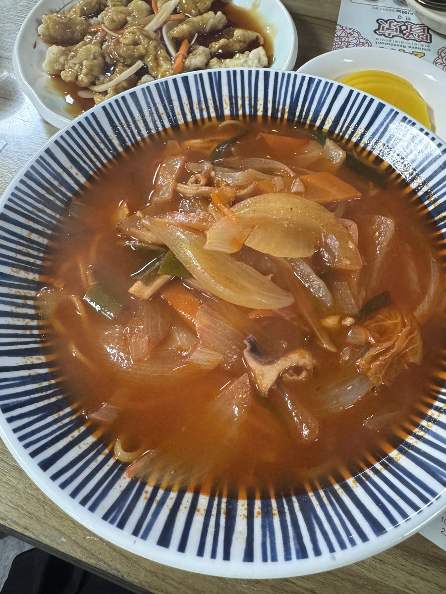 tearachang's tweet photo. 約1ヶ月ぶりにアンニョン韓国
機内でスキズを楽しめるなんて✨
夜ご飯は韓国式中華の酢豚とチャンポン😋🍜
明日が楽しみ！ https://t.co/G1ILRvl96K