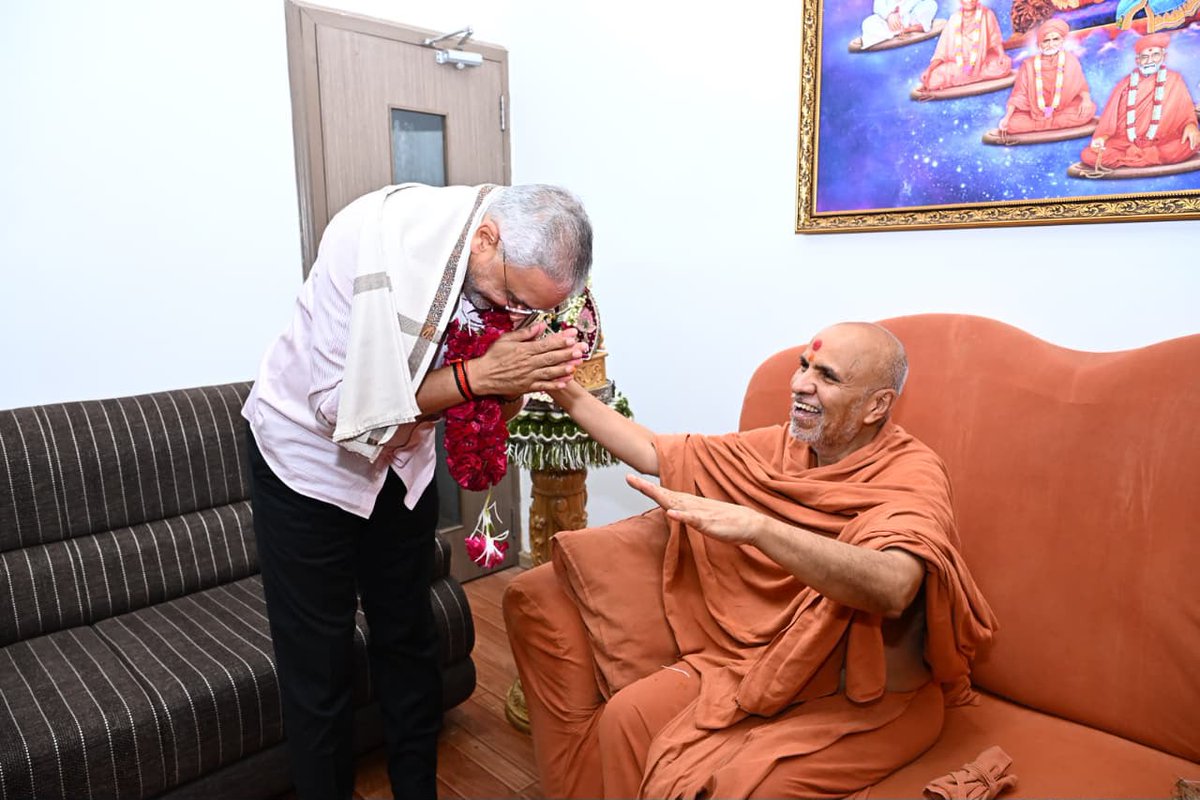 iJagdishBJP's tweet photo. ગુરુની અમૃતવાણી અને આશીર્વાદ હંમેશાં જનસેવા અને સતમાર્ગે ચાલવાની નવી ઊર્જા પૂરી પાડે છે.

ગુરુ પૂર્ણિમાની પૂર્વ સંધ્યાએ ગાંધીનગર સ્થિત SMVS સ્વામિનારાયણ ધામ ખાતે પરમ પૂજ્ય ગુરુવર્ય સત્યસંકલ્પદાસજી સ્વામીશ્રીના દર્શન અને આશીર્વાદ પ્રાપ્ત કરવાનો અવસર મળ્યો.

જય સ્વામિનારાયણ🙏 https://t.co/q9xyo1TquV