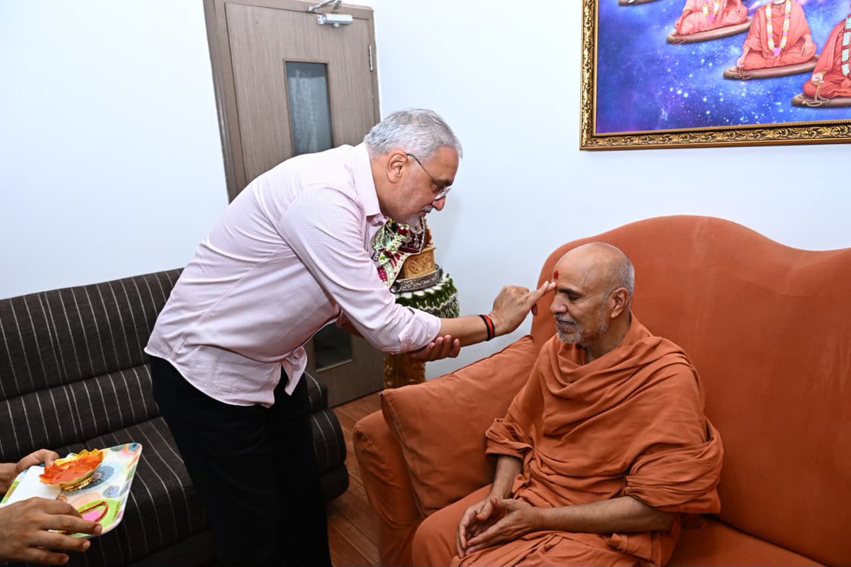 iJagdishBJP's tweet photo. ગુરુની અમૃતવાણી અને આશીર્વાદ હંમેશાં જનસેવા અને સતમાર્ગે ચાલવાની નવી ઊર્જા પૂરી પાડે છે.

ગુરુ પૂર્ણિમાની પૂર્વ સંધ્યાએ ગાંધીનગર સ્થિત SMVS સ્વામિનારાયણ ધામ ખાતે પરમ પૂજ્ય ગુરુવર્ય સત્યસંકલ્પદાસજી સ્વામીશ્રીના દર્શન અને આશીર્વાદ પ્રાપ્ત કરવાનો અવસર મળ્યો.

જય સ્વામિનારાયણ🙏 https://t.co/q9xyo1TquV