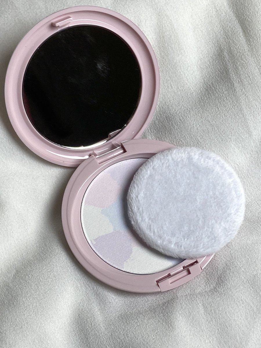 96SYOUNCH0's tweet photo. Sekarang paham kenapa banyak yang masih setia sama powder ini….. ini tuh RED-A Compact Powder yang punya tekstur yang super halus, plus ini translucent jadi ga ngubah warna foundation, dan enak buat daily! 

 super compact ada mirror n puffnya juga! 💗 https://t.co/6Kh12adEsC