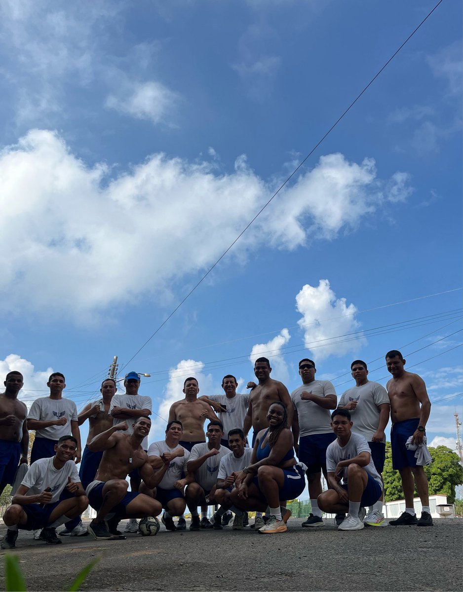 gannadas's tweet photo. Quando eu tava com o falecido, ele não gostava que eu tirasse foto com os meninos do meu trabalho.
Agora que estou solteira, toda terça e quinta a gente: https://t.co/jfp68hYXEx
