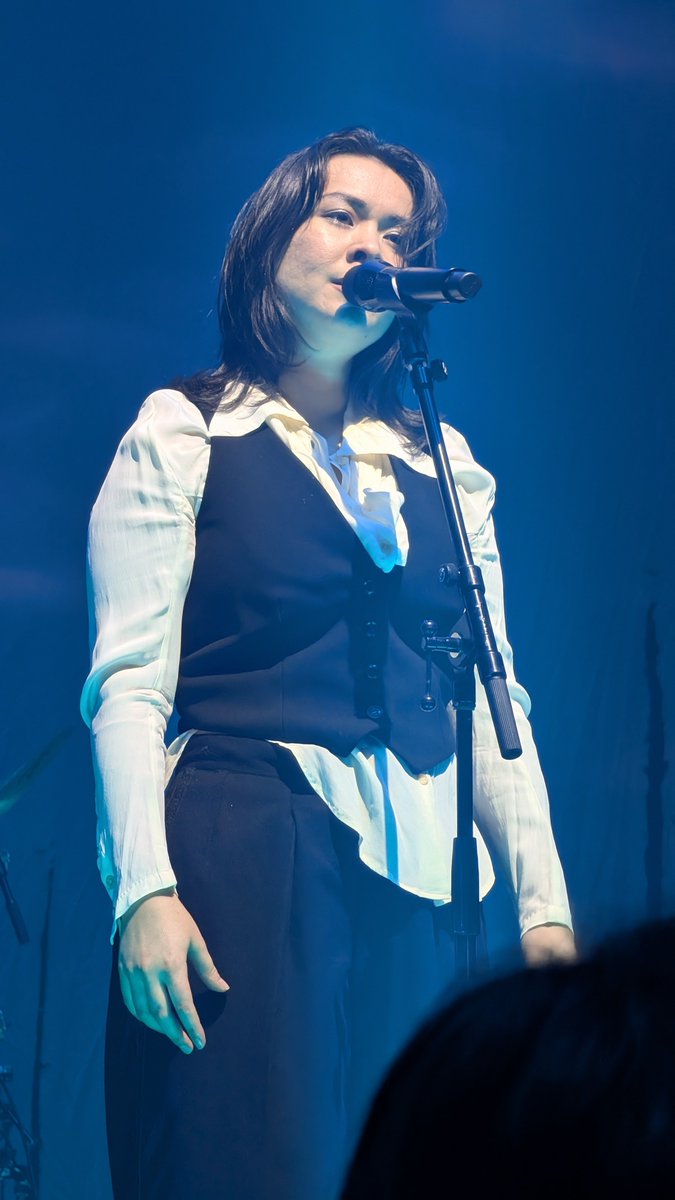ymmmusic's tweet photo. Mitski観てきました！
とにかく素晴らしかったです
かなり前の方に行けたので、色んな表情見れて世界観にどっぷり浸かることができて良かったです https://t.co/K7wFXuPq8K