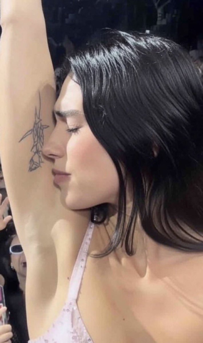celebarmpits3's tweet photo. I bet her pits smell like heaven https://t.co/F70gkZsZzh