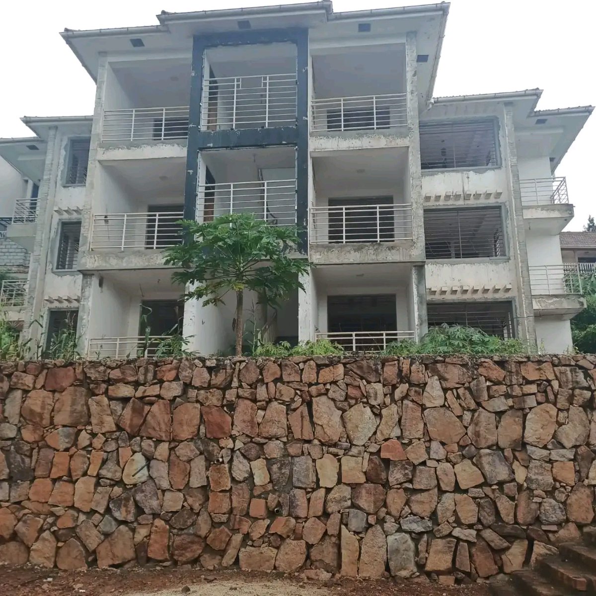 GaguLtd's tweet photo. SHELL APARTMENTS FOR SALE!!

Location:#BWEBAJJA-AKRIGHT Entebbe Road 

Asking Price;750M UGX

#6units each #2bedrooms #2bathrooms 

Plot size:#25Decimals mailo land title 

Contact:+256776061555

Follow Gagu Engineering U ltd for more updates on real estates and construction https://t.co/iHQffGWRH3