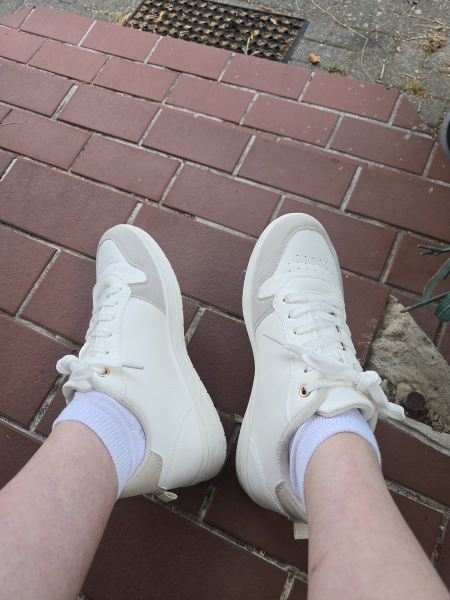 NightbloomX_'s tweet photo. 🧦 Frisch in die weißen Sneaker gesteckt 🔥
Die Socken bleiben die nächsten 3 Tage drin… https://t.co/YJSZfQ1isR