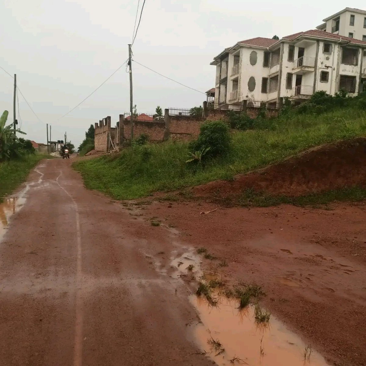 GaguLtd's tweet photo. SHELL APARTMENTS FOR SALE!!

Location:#BWEBAJJA-AKRIGHT Entebbe Road 

Asking Price;750M UGX

#6units each #2bedrooms #2bathrooms 

Plot size:#25Decimals mailo land title 

Contact:+256776061555

Follow Gagu Engineering U ltd for more updates on real estates and construction https://t.co/iHQffGWRH3