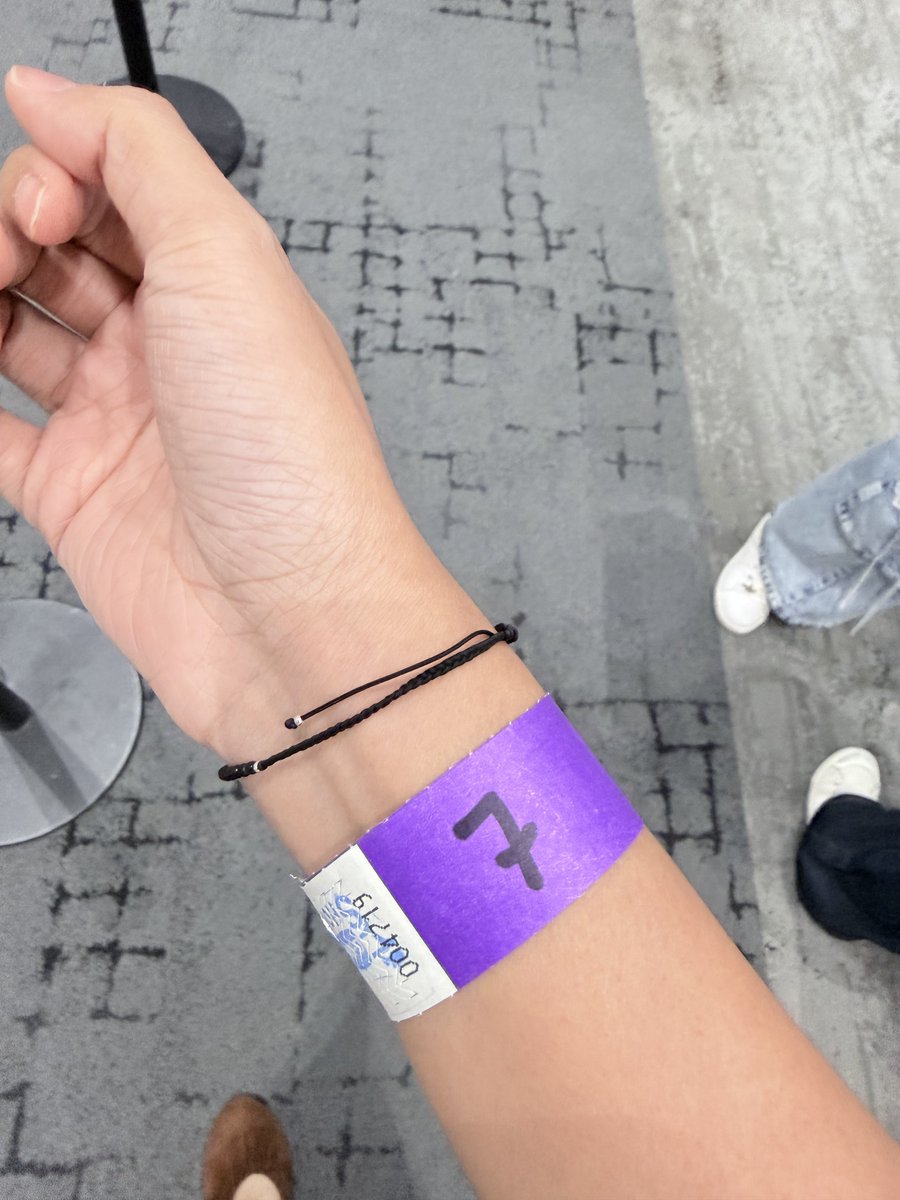 khonplakt's tweet photo. ขอบคุณคุณจูน มิตรภาพอันเหนียวแน่น 🥹😭 ทำให้ได้ไซน์ในวันนี้ @jjune173cm วิ่งขึ้นๆลงๆ เหงื่อท่วม แต่เราก็โชคดี ร๊าก https://t.co/GCfQhGHmf6