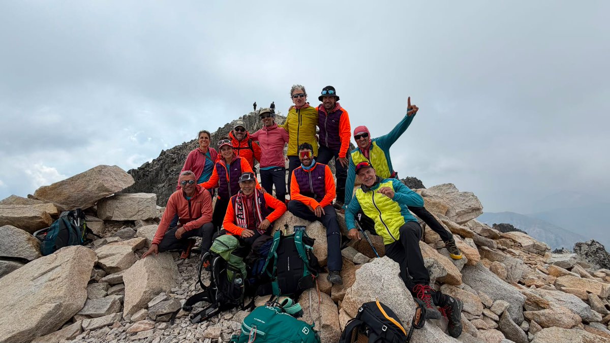 AEACaP's tweet photo. 🔵 El @ProyectoAPulmon  ha coronado el pico Aneto para visibilizar el #cáncerdepulmón con actividad física en entornos naturales

➡️ El grupo ha podido realizar una excursión a los lagos de Paderna, pequeños depósitos de origen glaciar a 2.270 metros

ℹ️ https://t.co/usHguNXcNZ https://t.co/tPzC5I2RKw