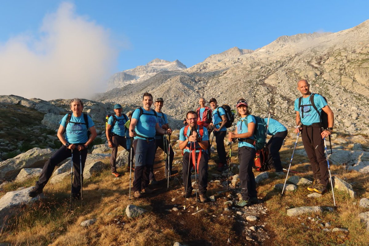 AEACaP's tweet photo. 🔵 El @ProyectoAPulmon  ha coronado el pico Aneto para visibilizar el #cáncerdepulmón con actividad física en entornos naturales

➡️ El grupo ha podido realizar una excursión a los lagos de Paderna, pequeños depósitos de origen glaciar a 2.270 metros

ℹ️ https://t.co/usHguNXcNZ https://t.co/tPzC5I2RKw