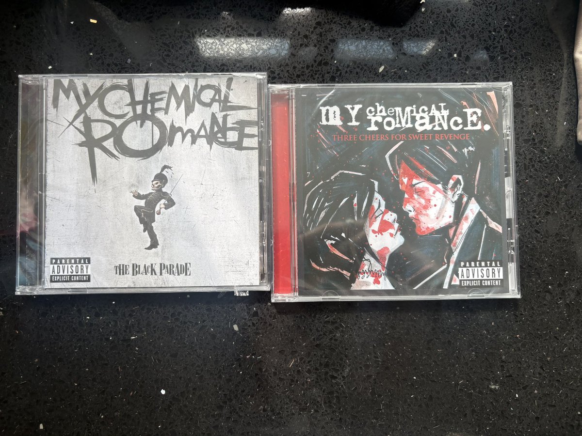 holyd1ver_'s tweet photo. picked up today three cheers shirt + cds https://t.co/EAUxKBxuX7
