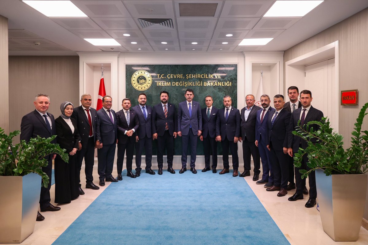 murat_kurum's tweet photo. Nevşehir Valimiz Hüseyin Kök, Nevşehir Milletvekillerimiz Emre Çalışkan ve Süleyman Özgün, 
AK Parti Nevşehir İl Başkanımız Muhammed Feyzi Aygün, Nevşehir Belediye Başkanımız Rasim Arı ve ilçe belediye başkanlarımızı Bakanlığımızda kabul ettik.

Şehrimizin ihtiyaçları, yürüttüğümüz çalışmalar ve planlanan yatırımlar üzerine değerlendirmelerde bulunduk. 

Nevşehir’imizi daha ileriye taşımak, milletimizin refahını artırmak için güç ve gönül birliği içinde üretmeye devam edeceğiz.