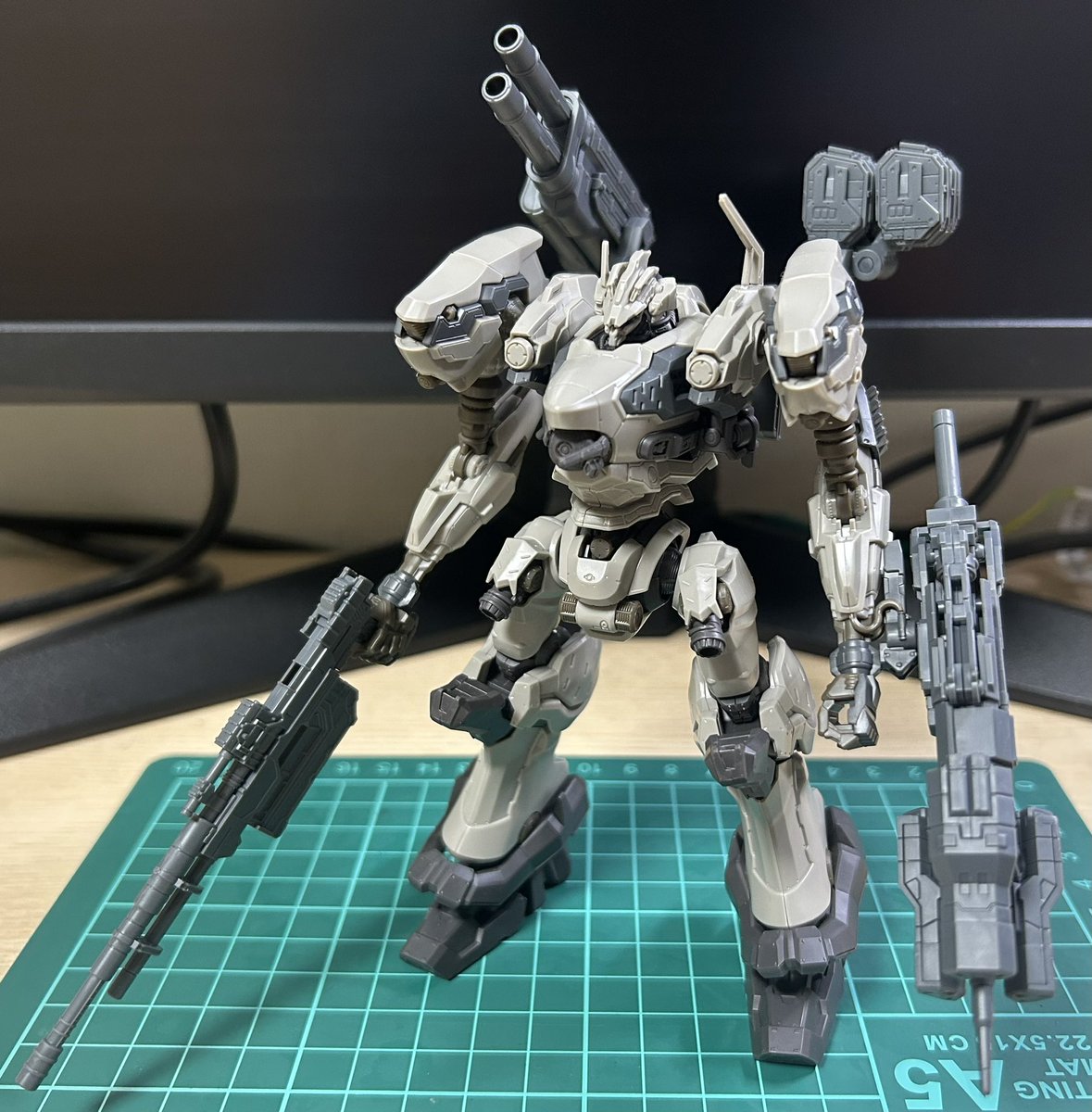 ippansatou's tweet photo. ちまちま組んでいたナイトフォールのプラモがようやく完成したんですが購入時のツイート見てみたらもうだいたい50日も前で流石に横転　いくらなんでも時間かかりすぎですねぇ！
しかしその��ん満足度は高いですね　置いておくだけでも楽しいです https://t.co/K7g7QRapLy