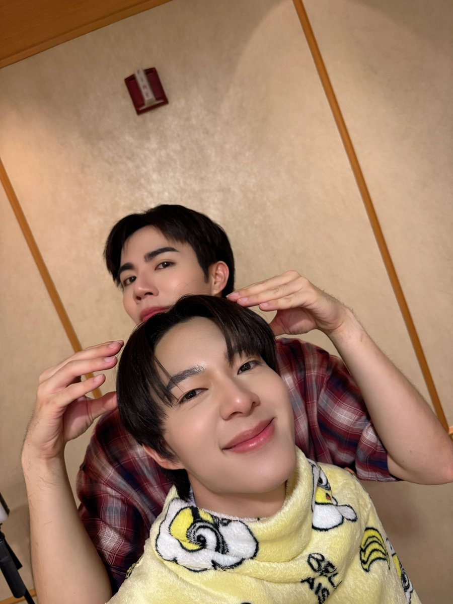 AfternoonZeeNew's tweet photo. "น้อยนิชฮักอ้ายช้าง จบบริบูรณ์" บ่แม่น ๆ พึ่งเปิดกล้อง 😆 ส่งกำลังใจให้อ้ายช้างกับน้องน้อยหลาย ๆ เลยเด้อออ 🫶🏻🥰

HUG E LHEE Q1
#มนต์รักฮักอีหลีเปิดกล้องเด้อค่ะ
#มนต์รักฮักอีหลี 
#HUGELHEETheSeries

@zee_pruk @CwrNew 
꒰ #ZeeNuNew #ซนซน ꒱ https://t.co/07I7l9WuRi