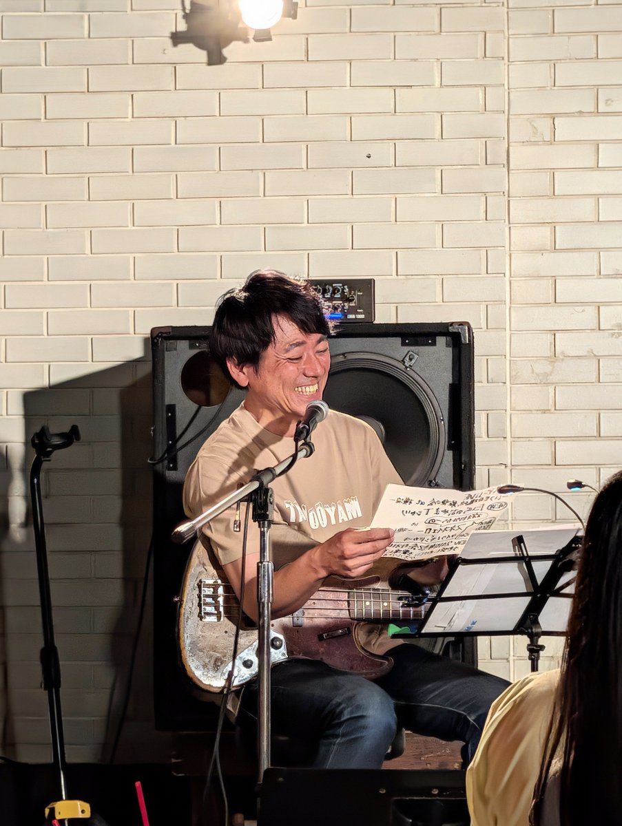 gomashio1018's tweet photo. ベースはTT田中さん。フジロックの配信でサニーデイをみてたというスネオ。曽我部さんと田中さんの掛け合いをみてやってみたかった！とw その時の写真とグッズ紹介するふたりw 相変わらずじわじわくるMC含め安定のたっぷり三時間！楽しかったー。 https://t.co/V1HzLXsYik