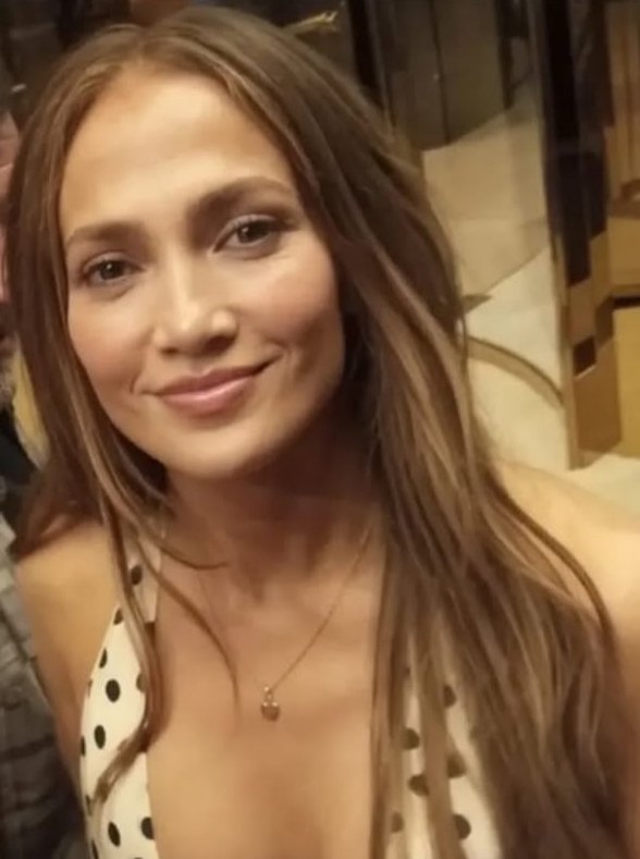 Mavi49503363's tweet photo. When Italy meets beauty, magic happens. 🇮🇹✨ @JLo looks absolutely stunning in this photo.✨🌟✨
#Jlo #JenniferLopez 
#Roma #Italia https://t.co/iSsT17fPUB