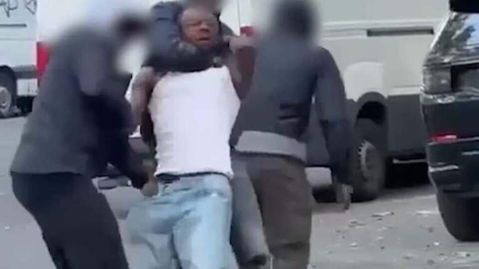 TouchlineX's tweet photo. 🚨 𝗕𝗥𝗘𝗔𝗞𝗜𝗡𝗚: Union Saint-Gilloise winger Mohammed Fuseini was brutally attacked and robbed in broad daylight in Brussels.

Five masked men dragged him out of his car before stealing his phone, wallet and luxury watch. He was taken to hospital but thankfully escaped with only minor injuries.