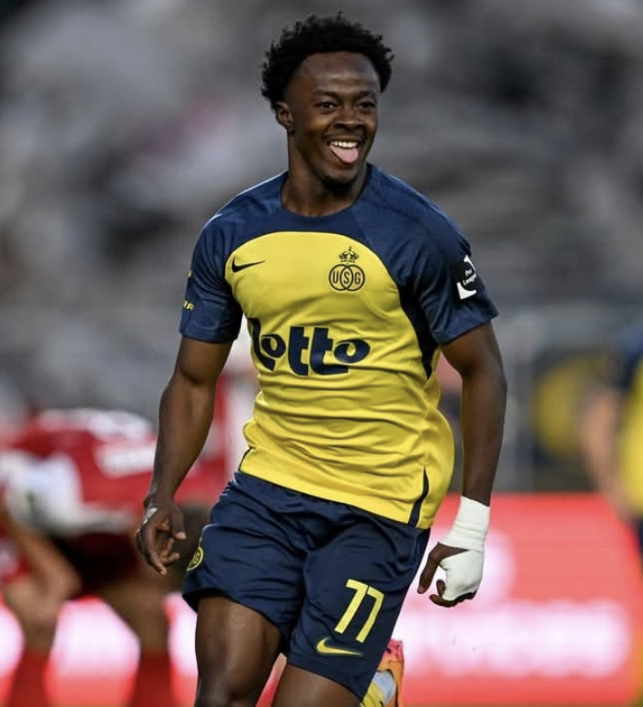 TouchlineX's tweet photo. 🚨 𝗕𝗥𝗘𝗔𝗞𝗜𝗡𝗚: Union Saint-Gilloise winger Mohammed Fuseini was brutally attacked and robbed in broad daylight in Brussels.

Five masked men dragged him out of his car before stealing his phone, wallet and luxury watch. He was taken to hospital but thankfully escaped with only minor injuries.