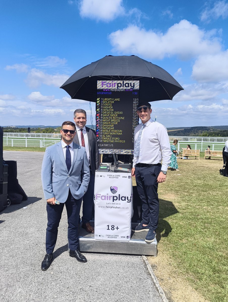 Tr4ckGear's tweet photo. @Fairplay_bet fantastic to set Billy and his team up with there new kit #lightweightboard #support👍👌 https://t.co/yo1x3cuomg