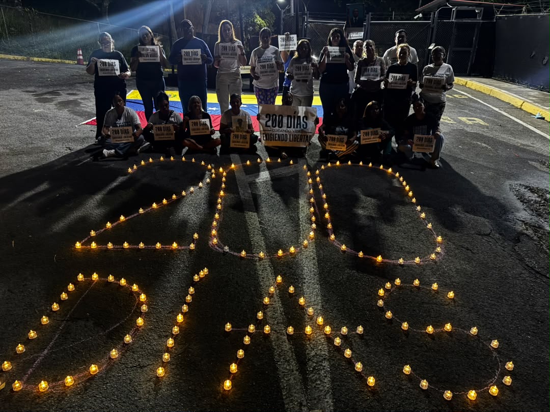 Naky's tweet photo. Los familiares de los presos políticos cumplieron 200 días de vigilia frente a El Rodeo I.

Esta fue la primera tarea que el @SecRubio ordenó a la dictadura de facto y casi siete meses después no la han ejecutado. Lo que arranque el 1° de agosto tiene que incluir la libertad plena de todos los presos políticos.  

#QueSeanTodos
