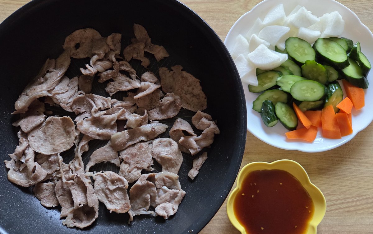2womt's tweet photo. 豚焼肉、国産野菜ぬか漬け https://t.co/5twOQy10eU