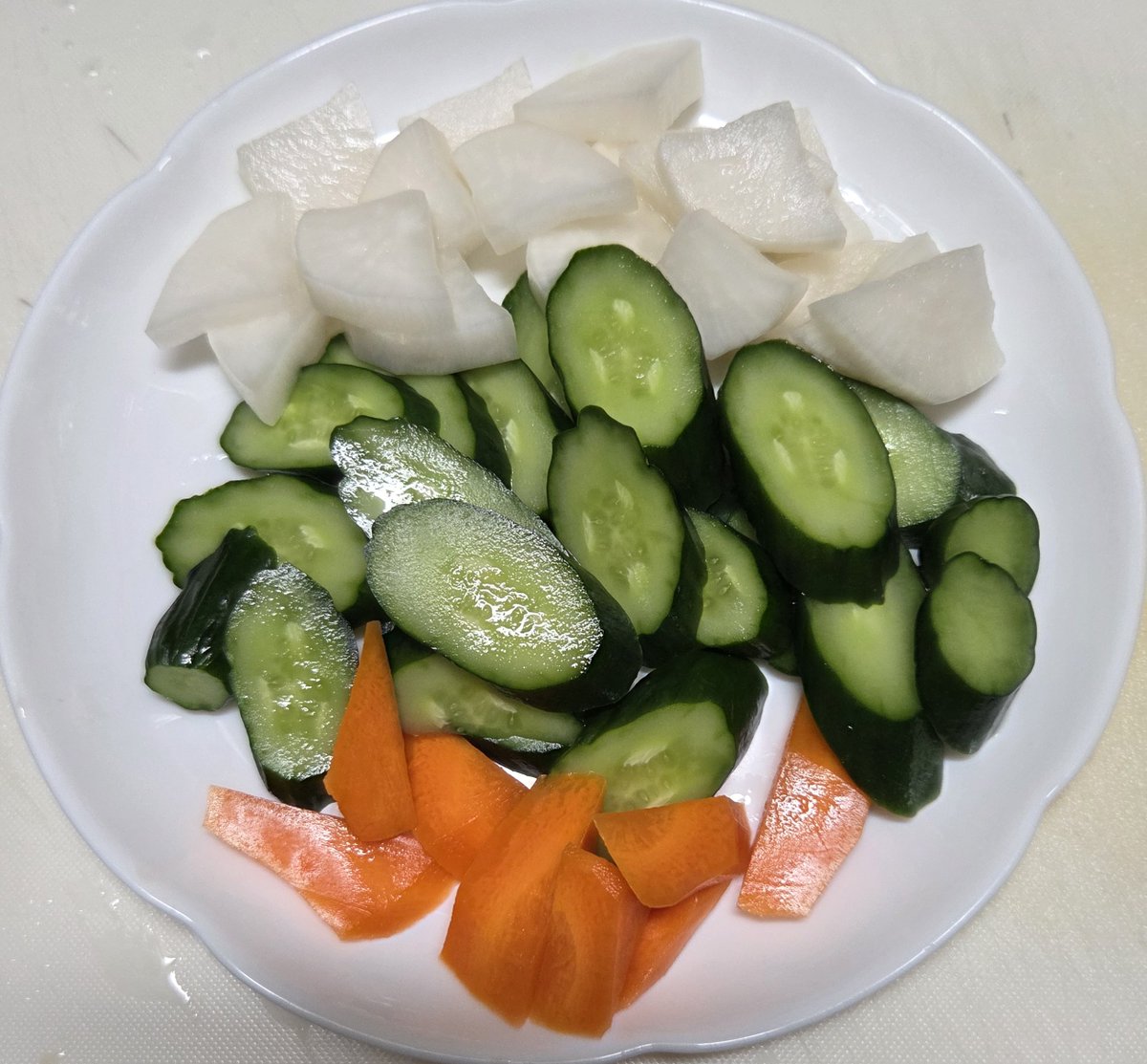 2womt's tweet photo. 豚焼肉、国産野菜ぬか漬け https://t.co/5twOQy10eU