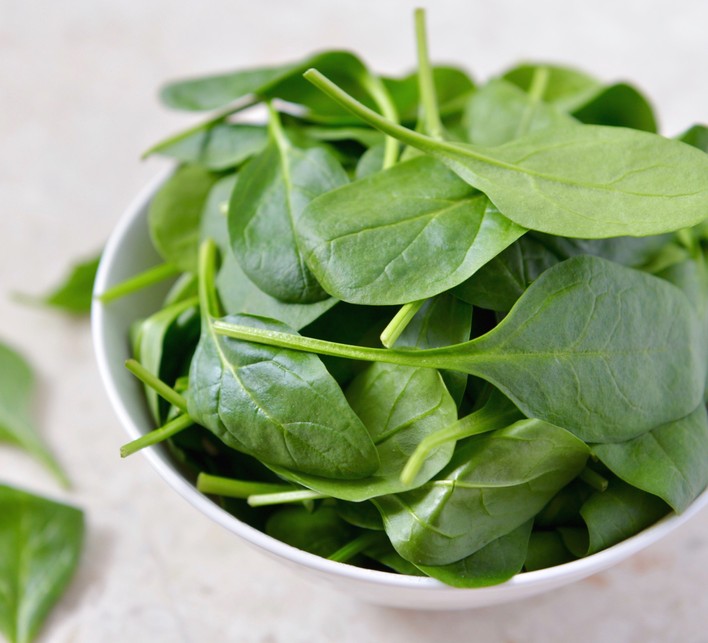 SamaHoole's tweet photo. Spinach carries around 750 milligrams of oxalate per 100 grams. Anyone who has passed a stone is told to keep the whole day under 50.

Oxalate binds calcium and drops out of solution as a crystal. The crystal is sharp. Sharp was the point.

Eighty percent of kidney stones are calcium oxalate.

The kidney is only the first address.

It deposits in bone.

In bone marrow, where it can shut down the production of blood.

In the walls of arteries.

In the conduction system of the heart, which is how it causes arrhythmia.

In the retina.

In the skin, as ulcers that will not heal.

In the thyroid, the nerves and the joints.

No enzyme in the human body breaks oxalate down. Whatever gets absorbed either leaves through the kidney or stays where it lands.

Highest loads in the shop: spinach, chard, beetroot, rhubarb, almonds, chia, cocoa powder, wheat bran.

Meat, eggs, fish, butter, cheese: zero.

Rhubarb leaves killed people in 1917 and got a warning label.

Spinach carries just as much and got a cartoon sailor.