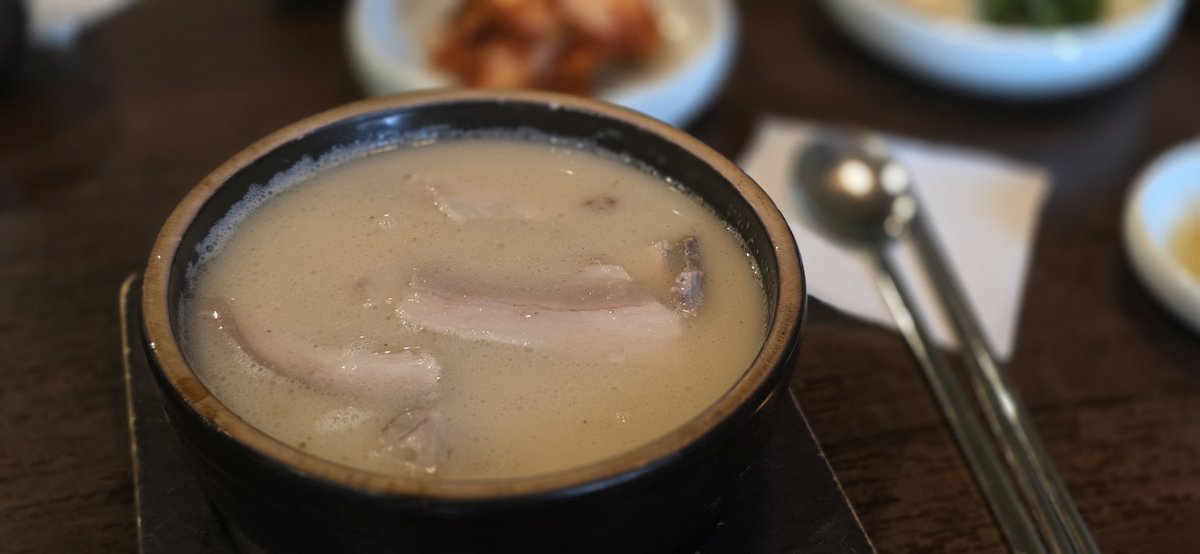 YYuBb_k's tweet photo. 엄용백돼지국밥 종각점
부산에서 맛있게 먹고 서울지점도 가봤다 이번엔 시그니처말고 밀양식 먹어봄
약간 콤콤한 고기누린내가 아주 없는건아닌데 난 그걸 좋아해서... 고기도 많이 들었고 들깨넣어서 무친 부추랑 같이 먹으면 한나절은 든든하다 깍두기는 좀 달았다
가게 분위기랑 서비스가 좋음 https://t.co/V7uJIBJ2q7