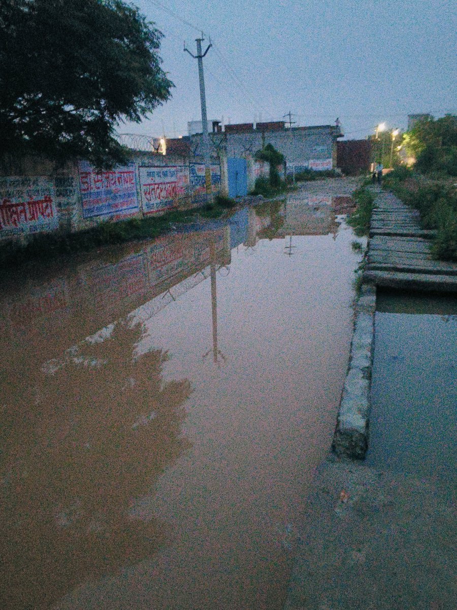 patadiarun's tweet photo. @DadriGeeta @tejpalnagarMLA @maheshsharmaBJP आज दादरी के हालात ऐसे है  जैसे सलग्न फोटो व वीडियो में है । इस रास्ते से जाने वाले बच्चे स्कूल नहीं जा पा रहे हैं। ऐसा नहीं की 2017 के बाद श्रीमती गीता पंडित जी को इस विषय में अवगत न कराया गया हो । परंतु इंतजार होता है कि जब चुनाव तब कार्य करने के विषय में सोचाजाए https://t.co/SPGYsg7sKf