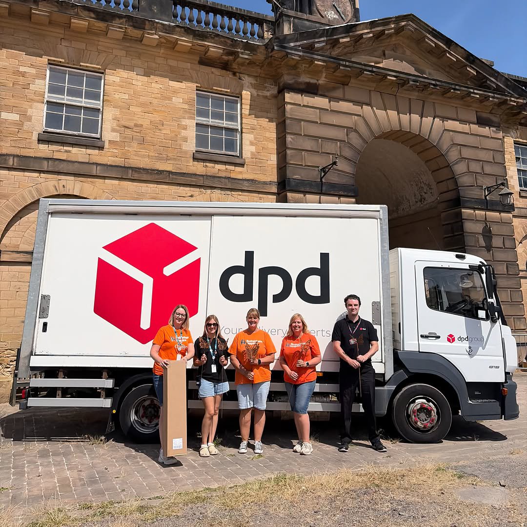 DPD__SupportUK's tweet photo. This beautiful initiative features hundreds of handcrafted stainless steel feathers, each a lasting tribute to a loved one, complete with a personalised engraved tag. We were honoured to step in once again to ensure these special keepsakes were delivered safely to families.

#DPD https://t.co/om00ACfSIS