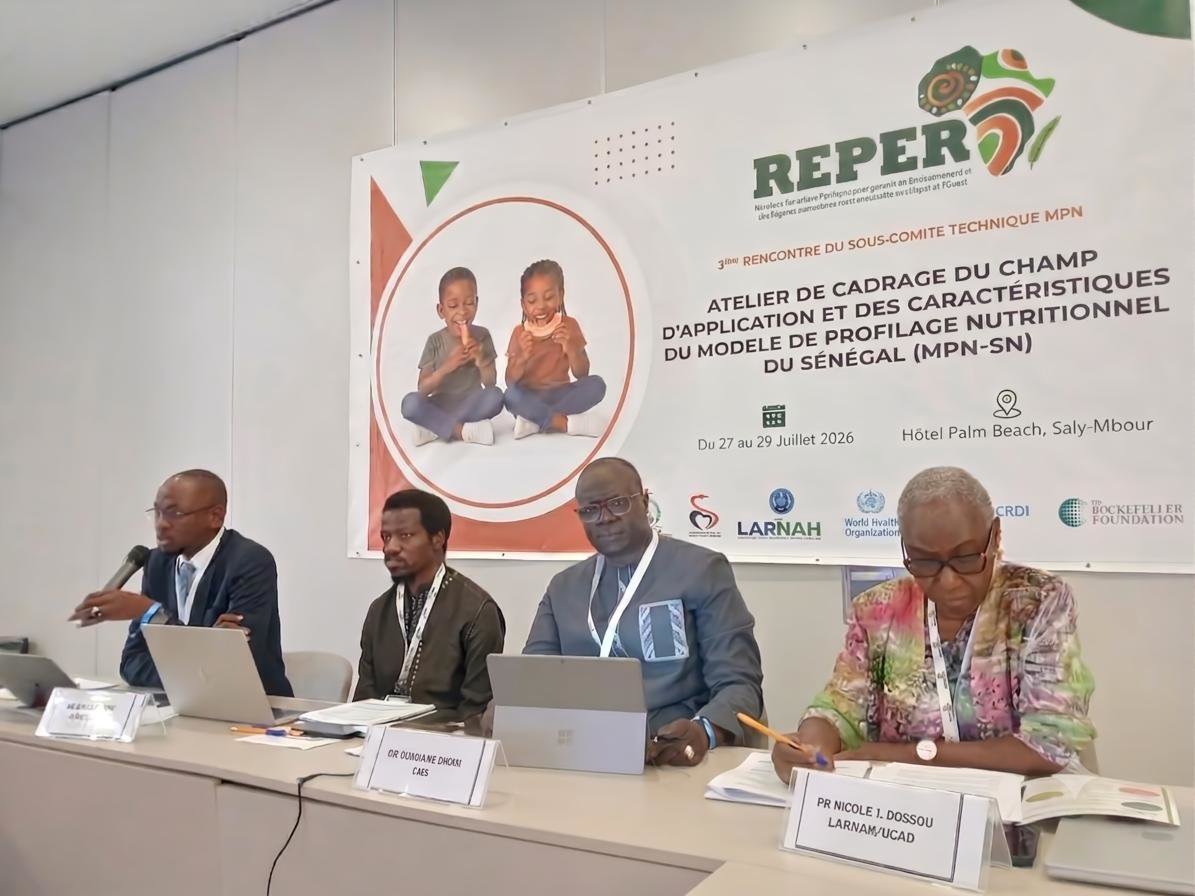 OMS_SENEGAL's tweet photo. 🚨 𝗩𝗲𝗿𝘀 𝘂𝗻𝗲 𝗿𝗲́𝗴𝘂𝗹𝗮𝘁𝗶𝗼𝗻 𝗿𝗲𝗻𝗳𝗼𝗿𝗰𝗲́𝗲 𝗱𝘂 𝗺𝗮𝗿𝗸𝗲𝘁𝗶𝗻𝗴 𝗱𝗲𝘀 𝗮𝗹𝗶𝗺𝗲𝗻𝘁𝘀 𝘁𝗿𝗮𝗻𝘀𝗳𝗼𝗿𝗺𝗲́𝘀 
📍À #Saly, l'@OMS_SENEGAL a  participé à la 𝟯ᵉ 𝗿𝗲𝗻𝗰𝗼𝗻𝘁𝗿𝗲 𝗱𝘂 𝗦𝗼𝘂𝘀-𝗖𝗼𝗺𝗶𝘁𝗲́ 𝗧𝗲𝗰𝗵𝗻𝗶𝗾𝘂𝗲 consacrée au développement du 𝗠𝗼𝗱𝗲̀𝗹𝗲 𝗱𝗲 𝗣𝗿𝗼𝗳𝗶𝗹𝗮𝗴𝗲 𝗡𝘂𝘁𝗿𝗶𝘁𝗶𝗼𝗻𝗻𝗲𝗹 𝗱𝘂 𝗦𝗲́𝗻𝗲́𝗴𝗮𝗹 🇸🇳(𝗠𝗣𝗡-𝗦𝗡), un outil scientifique destiné à guider la réglementation du marketing des aliments et boissons à faible valeur nutritionnelle auprès des enfants et des adolescents.
🔑 𝗔̀ 𝗿𝗲𝘁𝗲𝗻𝗶𝗿 :
1️⃣Encadrer le marketing des aliments et boissons riches en sucres, en sel et en graisses.
2️⃣ Elaborer un modèle de profilage nutritionnel adapté aux réalités du Sénégal.
3️⃣ Freiner la progression du surpoids, de l'obésité et des maladies non transmissibles.
En accompagnant ce processus, l'#OMS soutient l'élaboration d'un modèle fondé sur les données probantes, adapté au contexte sénégalais et aligné sur les recommandations internationales.

𝗗𝗲𝘀 𝗰𝗵𝗼𝗶𝘅 𝗳𝗼𝗿𝘁𝘀 𝗽𝗼𝘂𝗿 𝗹𝗮 𝘀𝗮𝗻𝘁𝗲́ 𝗱𝗲𝘀 𝗴𝗲́𝗻𝗲́𝗿𝗮𝘁𝗶𝗼𝗻𝘀 𝗳𝘂𝘁𝘂𝗿𝗲𝘀. 💪