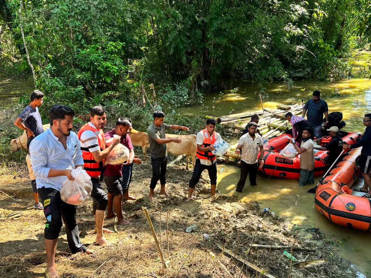 milondas4BJP's tweet photo. Participated in a flood relief distribution drive in the flood affected areas of Upper Assam alongside BJP Yuva Morcha karyakartas. Over 1500 families received essential relief materials through the initiative led by Cachar District BJYM. https://t.co/hT7BfQDrzH