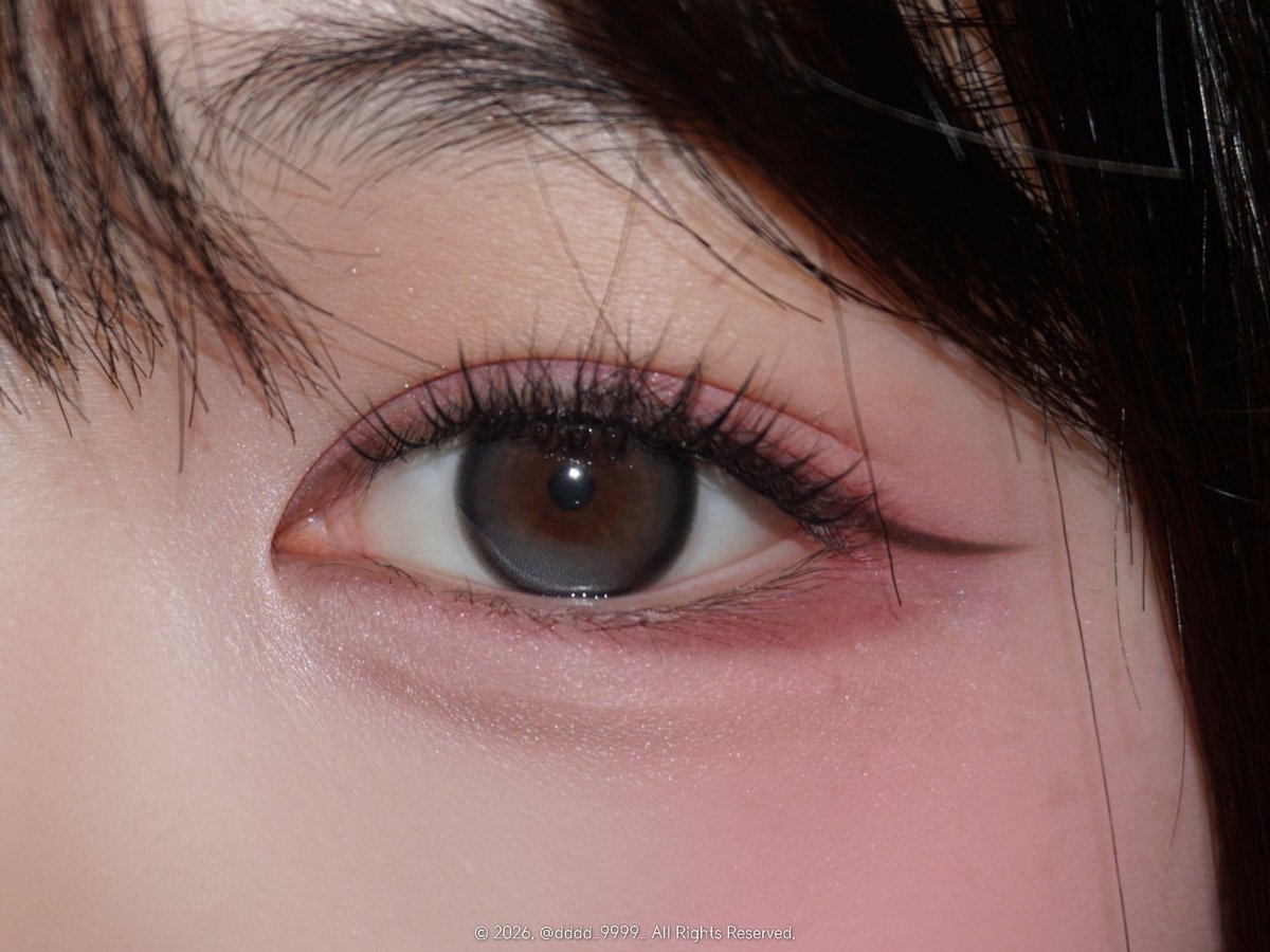 dddd_9999_'s tweet photo. #협찬 @MYFiPN

마이피픈 포레아 픽싱 그란데 애쉬 (13.5mm)

맑은 애쉬빛이 자연스럽게 올라오면서 또렷한 써클 라인이 눈매를 선명하게 잡아줘서 눈동자가 깨끗하고 투명해 보이는 느낌!
과하게 차가운 분위기보다는 청량하고 맑은 무드를 연출해줘서 데일리 메이크업에도 잘 어울렸어요🩶

축고정인데도 렌즈가 얇은 편이라 착용감이 정말 편했어요!!!
축고정 디자인이라 착용 후에도 그래픽이 안정적으로 유지되며 자연스럽지만 존재감 있는 데일리 애쉬 렌즈를 찾는다면 추천드려요😻🩶